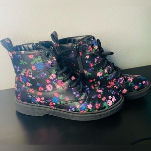 Art Class Women’s Floral Combat boots. Size 5.